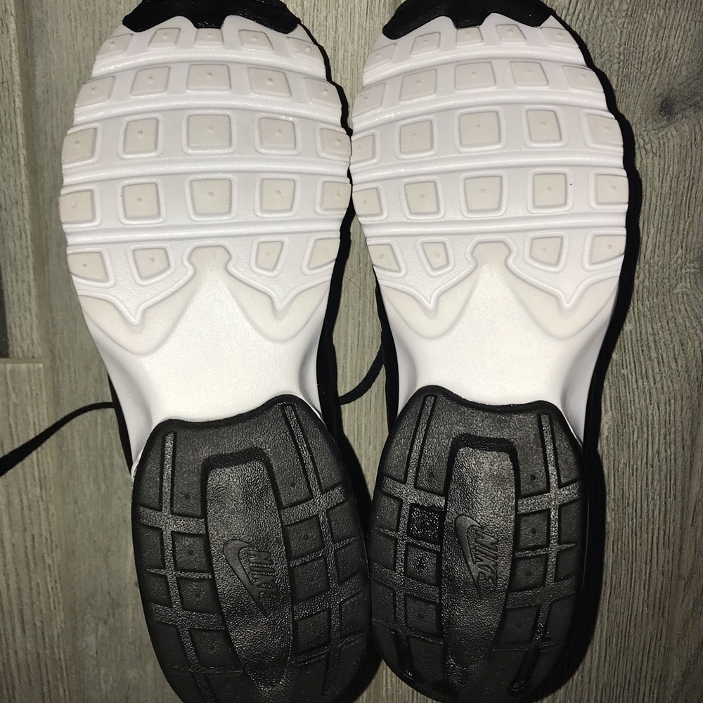 🆕🖤🤍Women’s Nike Air Max Invigor Size 9 - Picture 7 of 8